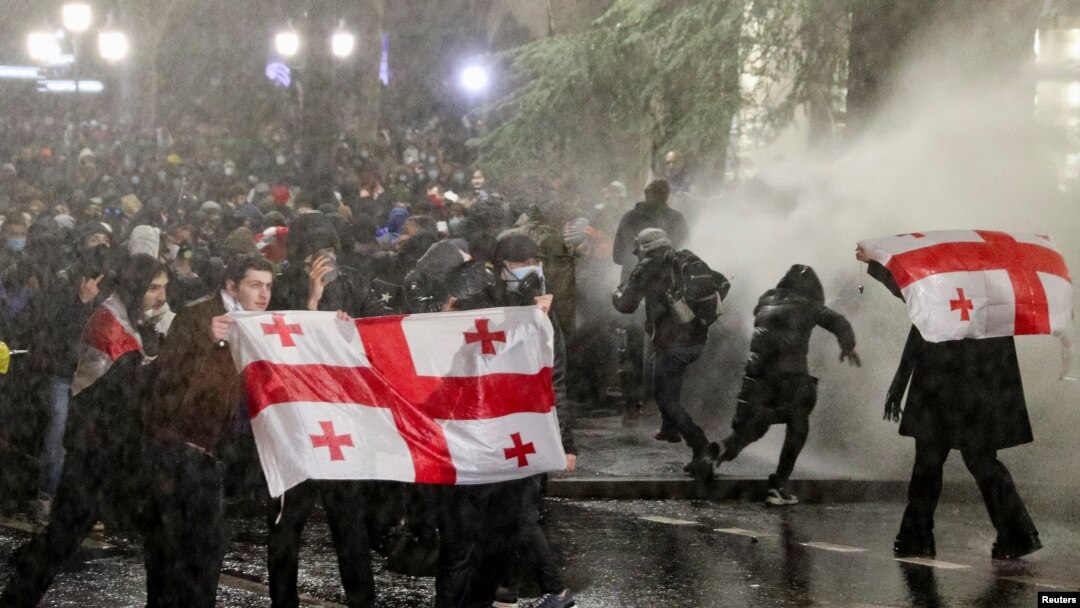 Policija koristi vodene topove da rasterea demonstrante koji protestuju zbog odluke nove vlade da suspenduje pregovore o pridruživanju EU do 2028. godine, ispred zgrade parlamenta u Tbilisiju, 29. novembra 2024. (Foto: Rojters/Irakli Gedenidze)

