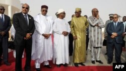 Le président mauritanien Mohamed Ould Abdel Aziz, le président nigérien Mahamadou Issoufou, le président malien Ibrahim Boubacar Keita, le président tchadien Idriss Deby, le président burkinabé Roch Marc Christian Kabore à Nouakchott le 2 juillet 2018.