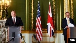 Menlu AS Mike Pompeo (kiri) dalam konferensi pers bersama Menlu Inggris Dominic Raab di London, Selasa (21/7). 