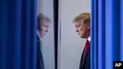 El presidente Donald Trump llega a la sala de prensa de la Casa Blanca para hablar sobre el coronavirus. Abril 22 de 2020. 