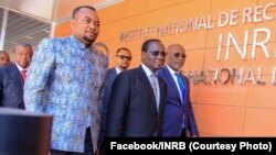 Ministre wa yambo Sylvestre Ilunga (C), ministre ya santé Dr Eteni Longondo (2e G), mokambi INRB mpe ya cellule ya COVID Dr. Jean-Jacques Muyembs (G) na bofungolami ya ndako ya sika ya INRB, Kinshasa, 22 février 2020. (Facebook/INRB)