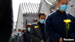 2020년 4월4일 국가 애도의 날에 꽃을 들고 희생자들을 추도하는 중국 베이징 시민들