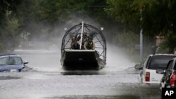 El Departamento de Bomberos de Houston dijo que comenzará este jueves un esfuerzo cuadra a cuadra en miles de viviendas inundadas para garantizar que “no se deja a nadie atrás”.