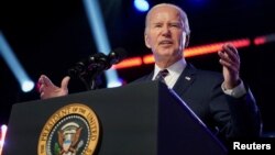Presiden AS Joe Biden menyampaikan pidato untuk memperingati tiga tahun serangan 6 Januari 2021 terhadap Gedung Capitol di kota Blue Bell, Pennsylvania, Jumat (5/1).