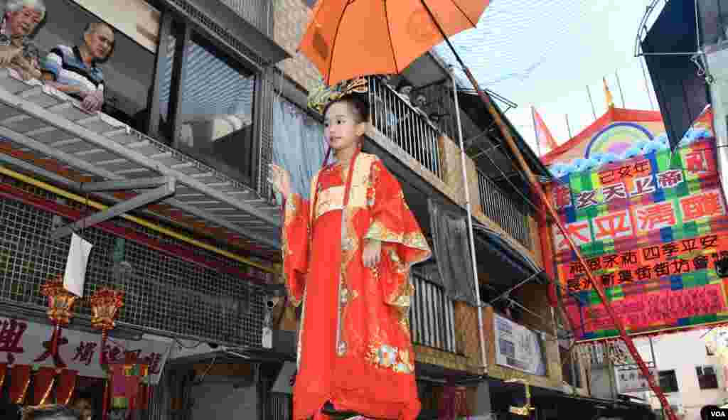 扮成古裝人物的小色芯穿梭於長洲大街小巷向觀眾揮手。(美國之音湯惠芸攝)