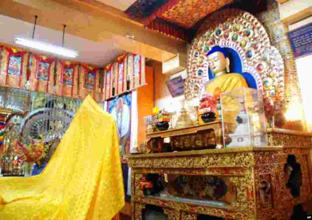 達賴喇嘛法王官邸前西藏寺院裡的佛像