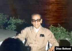 FILE - Egypt's Nobel Literature laureate Naguib Mahfouz sits in Nile Casino in Cairo, Egypt, Oct. 1987. (Photo: Diaa Bekheet)