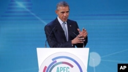 18일 바락 오바마 미국 대통령이 필리핀 마닐라에서 열린 아시아태평양경제협력체, APEC 정상회의에서 연설하고 있다.