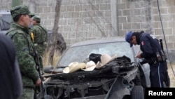 Cảnh sát và binh sĩ đến hiện trường vụ nổ ở làng Jesus Tepactepec, ngày 15/3/2013.