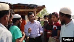 Mohib Ullah, a leader of Arakan Rohingya Society for Peace and Human Rights, speaks to other Rohingya people who face problem to collect relief supplies in Kutupalong camp in Cox's Bazar, Bangladesh April 7, 2019. (REUTERS/Mohammad Ponir Hossain)