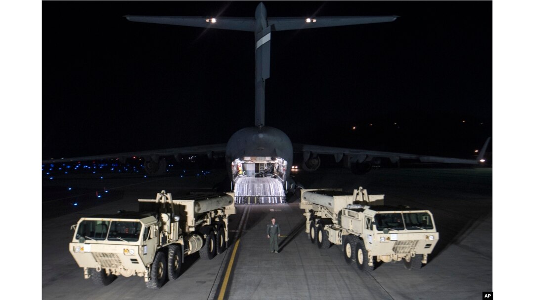 한국 오산 공군기지에 착륙한 미국 C-17 수송기에서 사드 배치에 필요한 발사대 2기와 장비들을 하역했다.
