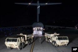 한국 오산 공군기지에 착륙한 미국 C-17 수송기에서 사드 배치에 필요한 발사대 2기와 장비들을 하역했다.