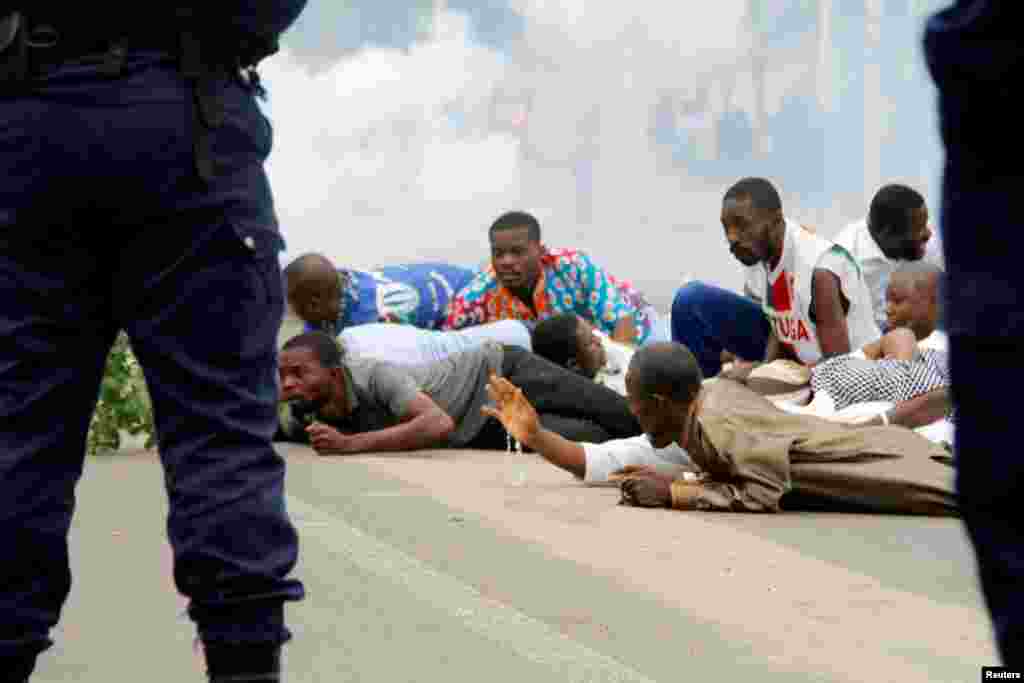 Pasukan anti huru-hara menembakkan gas air mata untuk membubarkan demonstran anti pemerintah yang diorganisir oleh aktivis Katholik di Kinshasa, Republik Demokratik Kongo (DRC).