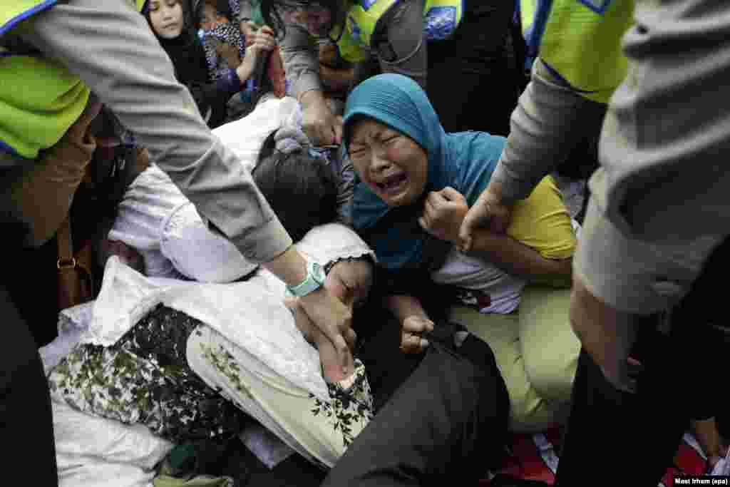 Petugas keamanan berusaha memindahkan warga yang berusaha menghalangi penghancuran rumah-rumah ilegal di Kampung Akuarium di Pasar Ikan Luar Batang, Penjaringan, Jakarta utara.