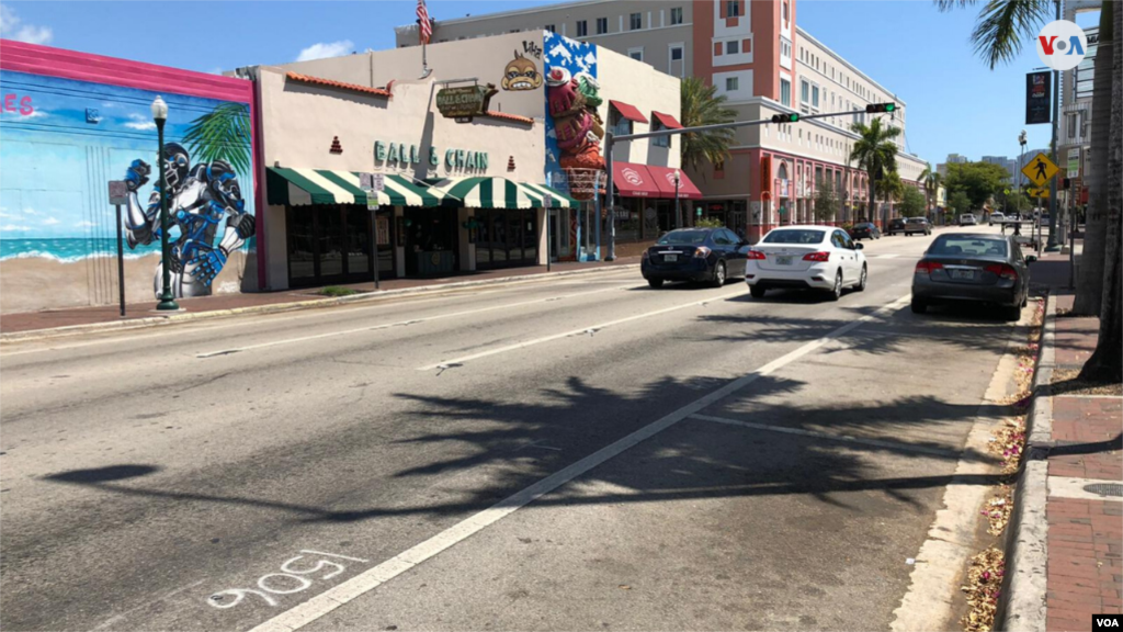 La Calle Ocho, uno de los símbolos turísticos de Miami, permanece casi desierta luego de que comenzara a disminuir la afluencia de turistas a la ciudad. Solo unos cinco restaurantes continúan abiertos en esa zona, pero solo para entregas a domicilio. (Foto: Antoni Belchi)