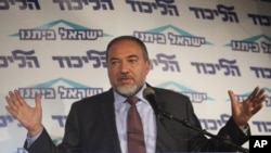 Menteri Luar Negeri Israel Avigdor Lieberman berbicara dalam salah satu acara partai di Tel Aviv, Israel. (AP/Dan Balilty)