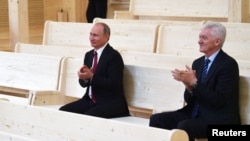 El presidente ruso Vladimir Putin y Gennady Timchenko visitan una nueva sala de conciertos del Teatro Mariinsky en San Petersburgo, Rusia, el 3 de junio de 2017. (Archivo)