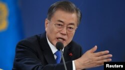 문재인 한국 대통령이 10일 청와대 영빈관에서 열린 신년 기자회견에서 기자들의 질문에 답하고 있다.