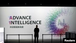 资料照：2019年9月18日，在中国上海举行的年度华为互联大会上，一名安全人员在人工智能标识前站岗。（路透社）