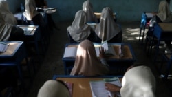 Vajzat afgane të ulura në një klasë në Kabul (18 shtator 2021)