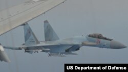تصویری که از درون هواپیمای آمریکایی گرفته شده و نزدیکی بیش از حد یک فروند جنگنده سوخو ۳۵ روسیه به هواپیماهای گشتی آمریکا را نشان می‌دهد