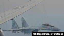 Опасное маневрирование Су-35 над Средиземным морем 26 мая 2020г. Фото ВМС США.