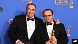 Alexander Rodnyansky, a la izquierda, y Andrey Zvyagintsev posan en la sala de prensa con el premio a la mejor película extranjera por "Leviathan" en la 72a entrega anual de los Globos de Oro en el Hotel Beverly Hilton el domingo 11 de enero de 2015 en Beverly Hills, California. 