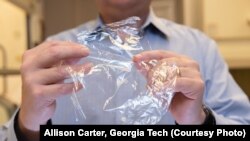 J. Carson Meredith, profesor de la Escuela de Ingeniería Química y Biomolecular de Georgia Tech muestra el nuevo material biodegradable hecho de mariscos y fibras de árbol. 