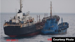일본 정부가 북한 선박의 불법 환적 의심 행위를 적발했다며 공개한 사진. 동중국해 공해상에서 북한 유조선 '안산 호'와 국적을 알수 없는 소형 선박 1척이 나란히 근접해 있다. 출처: 일본 외무성 인터넷 홈페이지 캡처. 