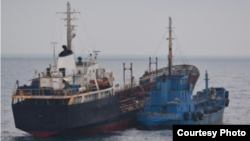 일본 외무성이 북한 선박의 불법 환적 의심 행위를 적발했다며 지난해 6월 공개한 사진. 동중국해 공해상에서 북한 유조선 '안산 호'(왼쪽)와 국적을 알수 없는 소형 선박 1척이 나란히 근접해 있다.