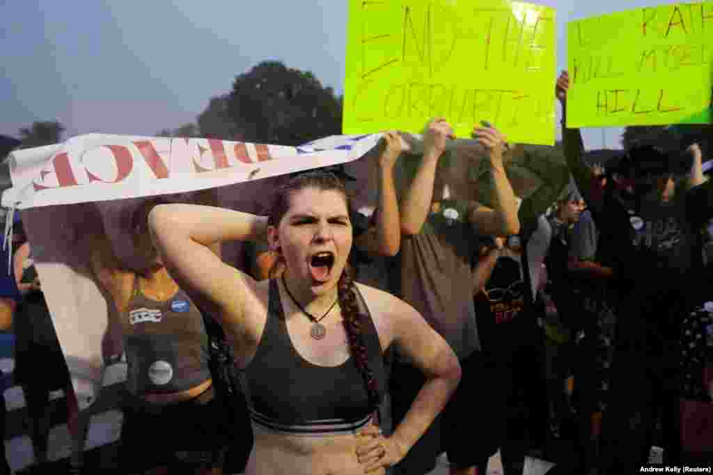 Manifestantes pró Bernie Sanders protestam na Convenção Nacional Democrata em Filadélfia, Pensilvânia. Julho, 25