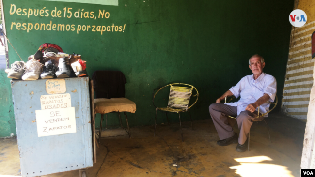 Roger Albarrán Santos, empleado universitario, de 70 años, advierte que en Venezuela hay “menosprecio” a la moneda nacional.