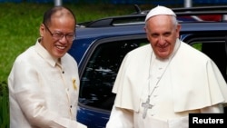 菲律賓總統阿基諾(左)歡迎教宗方濟各(右)到訪