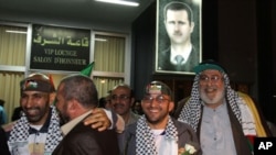 16名獲釋的巴勒斯坦囚犯抵達大馬士革後面露喜悅笑容。