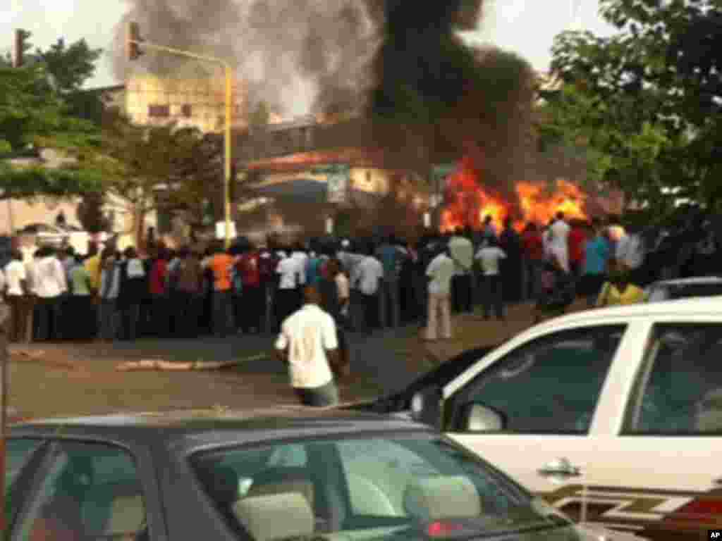 Hotunan hadarin motar dakon mai a unuguwar Wuse 2 kan titin Aminu Kano Crescent a Abuja, 16 Nuwamba 2011.