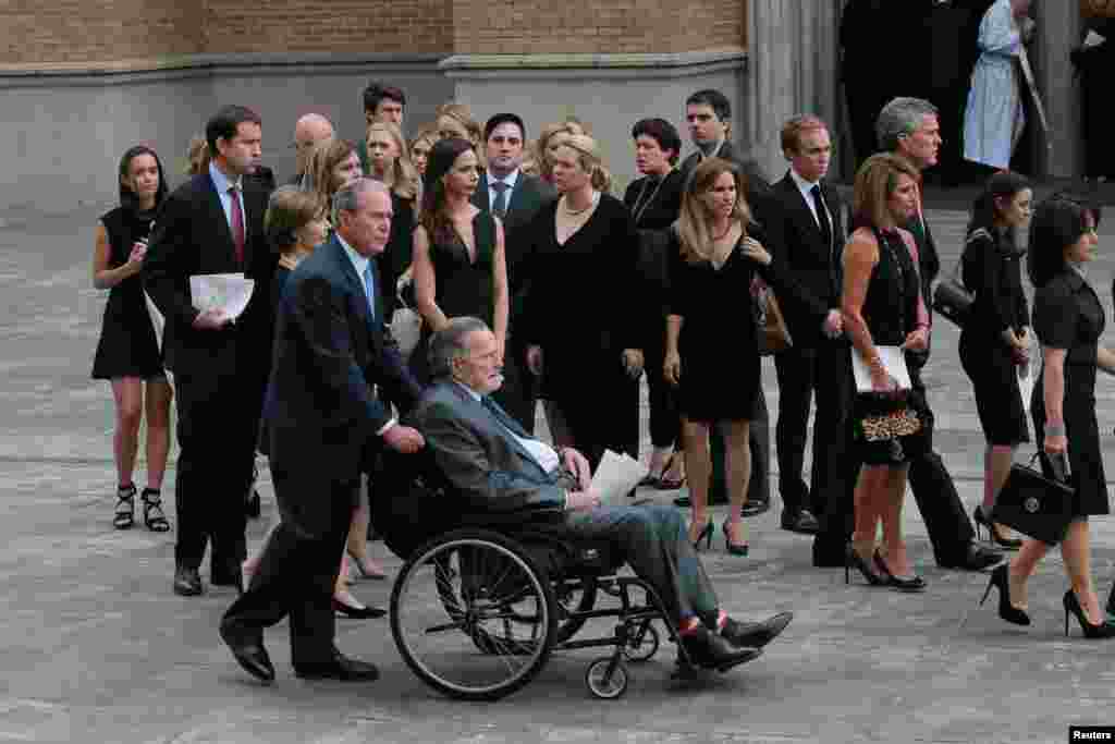 2018年4月21日，在美国德克萨斯州休斯顿的圣马丁主教教堂，前总统小布什推着坐在轮椅上的父亲&mdash;&mdash;前总统老布什参加芭芭拉&middot;布什的葬礼。四位美国前总统、美国第一夫人和三位前第一夫人等数千名哀悼者向芭芭拉&middot;布什最后告别。