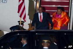 S. African President Jacob Zuma and his wife arrive at Andrews Air Force Base, Md., Aug. 3, 2014 to attend the US - Africa Leaders Summit.