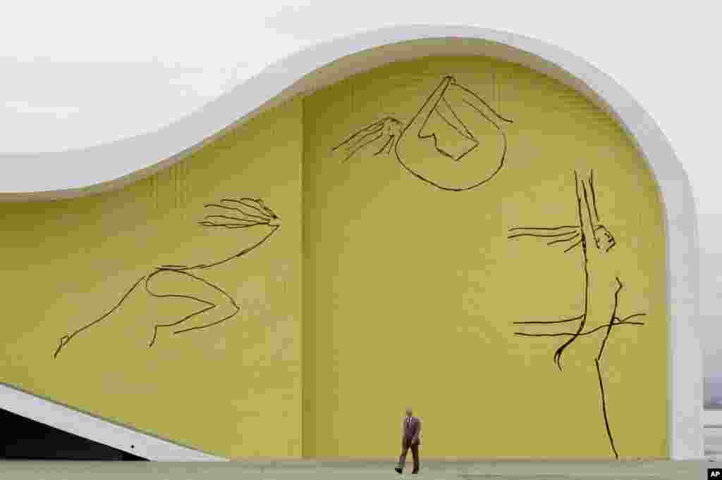 Este es otro &aacute;ngulo del edificio de la fundaci&oacute;n Niemeyer en Niteroi, Brasil.&nbsp; 