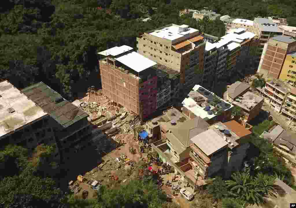 سقوط دو ساختمان در &laquo;ریو دو ژانیرو&raquo; دومین شهر بزرگ برزیل موجب شد مرگ دو نفر و زخمی شدن چند نفر دیگر شد. این دو ساختمان بعد از بارندگی و سیل اخیر فرو افتادند.&nbsp;