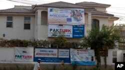 گزشتہ سال پاکستان کی حکومت کی جانب پاک ترک اسکولوں کا کنٹرول سنبھالنے اور انتظامیہ کی تبدیلی کے خلاف کئی شہروں میں ان اسکولوں کے طلبہ اور اساتذہ نے احتجاج بھی کیا تھا۔ 