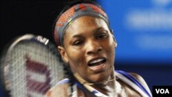 Petenis Amerika, Serena Williams mengalahkan Tamira Paszek dari Austria dalam pertandingan pembukaan Australia Terbuka di Melbourne (17/1).