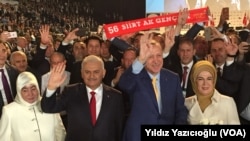 Türkiyə prezidenti Rəcəb Tayyib Ərdoğan və baş nazir Binalı Yıldırım AKP-nin qurultayında