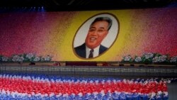 Priredba ispred portreta Kim Il Sunga
