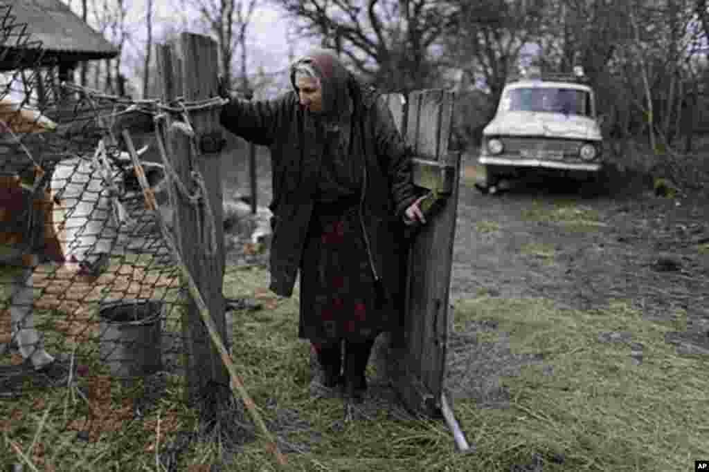 Lida Masanovitz, 74, a former nurse, was born and raised in the now abandoned ghost town of Redkovka. She is now a pensioner earning 1,000 grivnia ($125), (VOA - D. Markosian, April 2011)