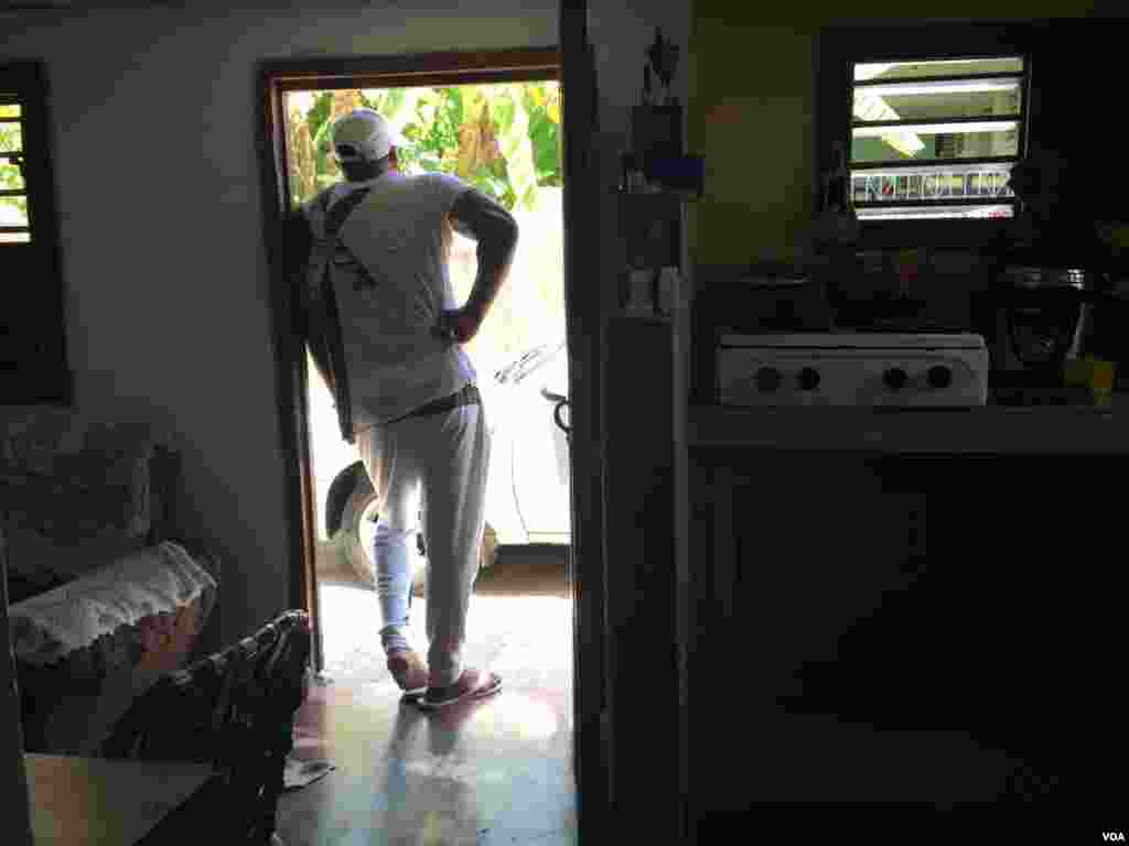 Yusdel Marrero, es un chofer de 33 años, que vive en el barrio Jaimanita. Marrero es afortunado ya que su profesión le permite hacer algo de dinero extra, sobre todo, con los turistas que visitan la isla. [Foto: Celia Mendoza, VOA].