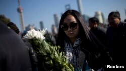 發生事故的陳毅廣場上民眾獻上花束。