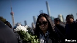 一位女士带鲜花参加上海践踏事件死难者的追悼会（2015年1月1日）