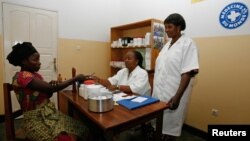 Une femme consulte les médecins dans un centre à Goma, en RDC, le 18 septembre 2006.