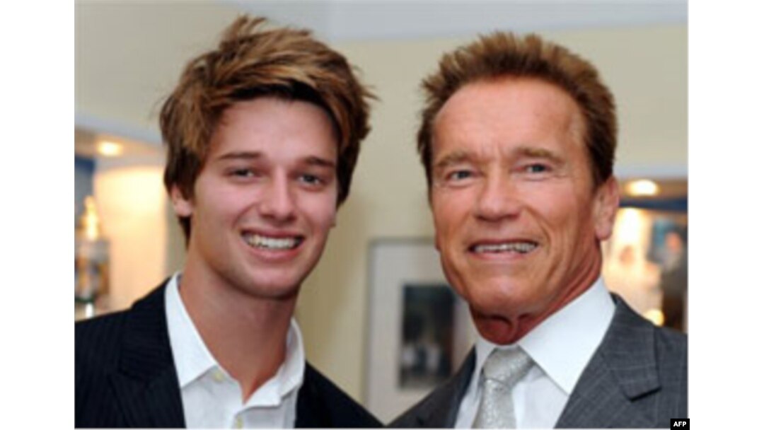 Arnold Svarsenegger o'g'li Patrik bilan ona qishlog'ida. Tal, Avstriya, 8-oktabr 2011