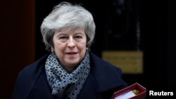 테레사 메이 영국 총리가 16일 브렉시트 합의안 부결 직후 런던 다우닝 스트리트에 위치한 총리 관저에서 나오고 있다. 